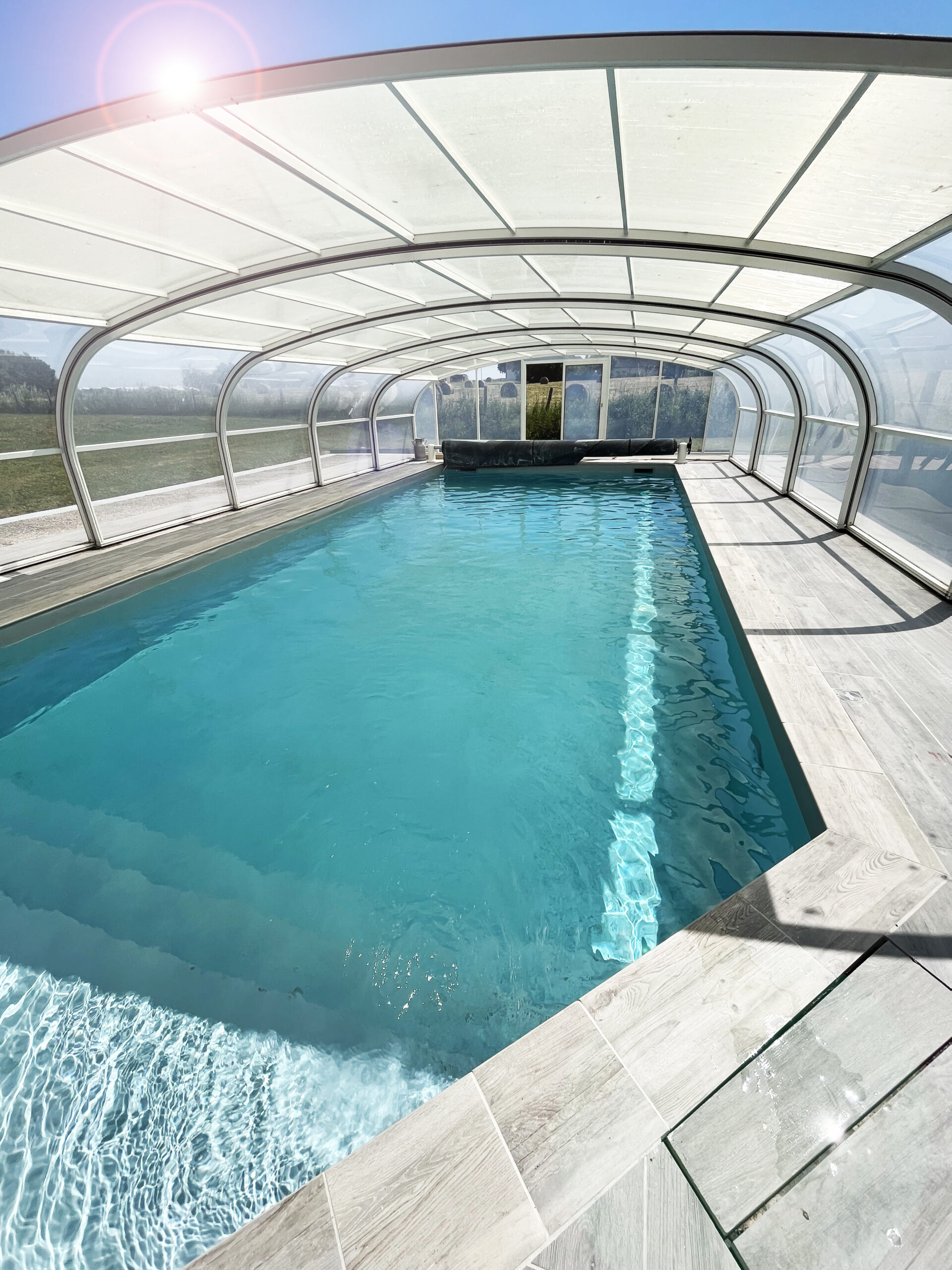 La magnifique piscine de 50m2 chauffée et couverte comprise dans la location de la maison La magnifique piscine de 50m2 chauffée et couverte comprise dans la location de la maison
