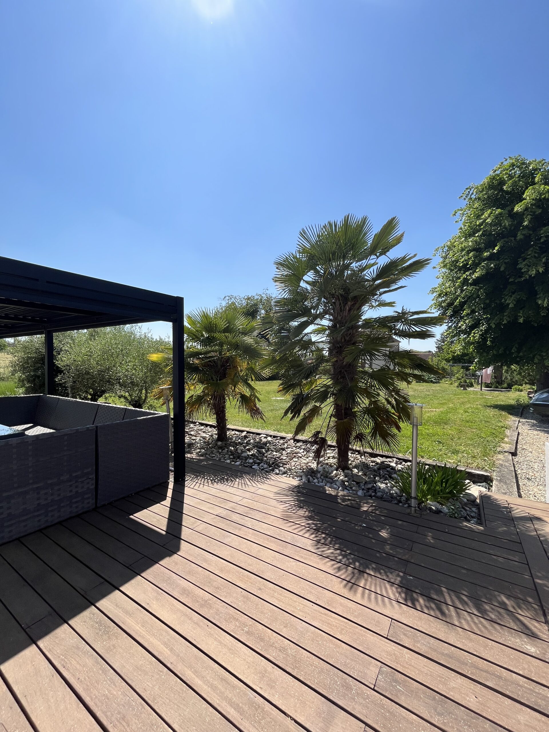 la magnifique terrasse bio-climatique pour profiter des abords de la piscine Location d'une maison de vacances en Bourgogne avec la magnifique terrasse bio-climatique pour profiter des abords de la piscine